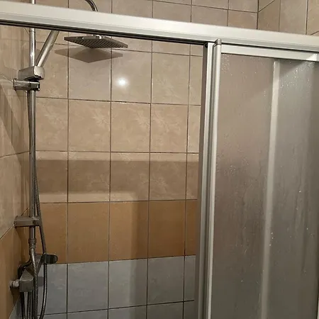 2 Zimmer Mit Bad Und Wc Teilen Apartment *