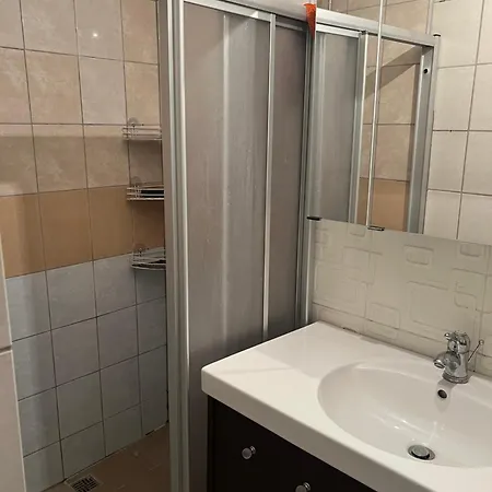2 Zimmer Mit Bad Und Wc Teilen شقة